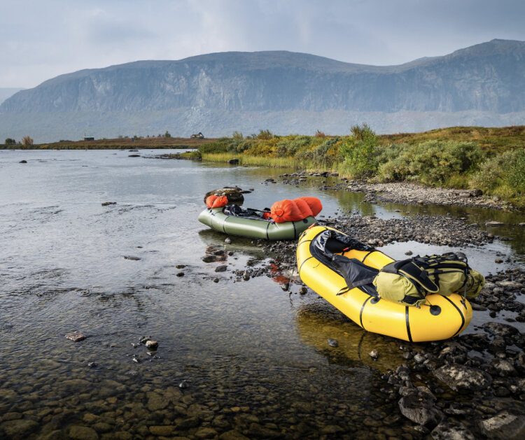 Packraft na břehu